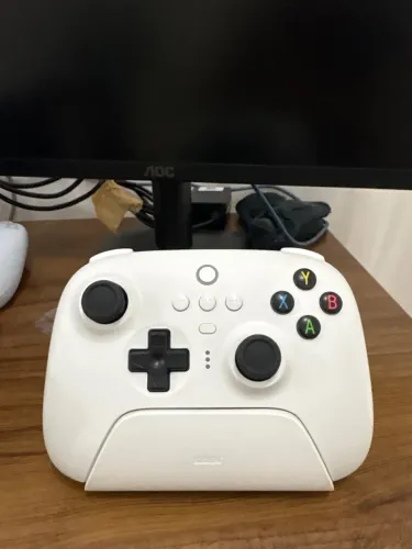 Controle Sem Fio 8BitDo Ultimate (acompanhado de sua base de carregamento / dock).