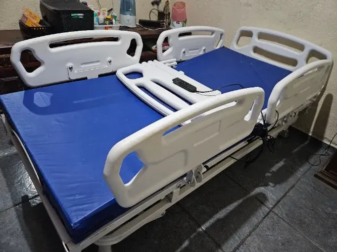 Cama hospitalar com controle remoto e ajustes de altura, encosto de cabeça e pernas. 