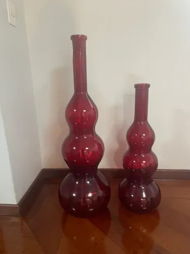 Vendo lindos vasos grandes. O maior tem 1:00 e o menor 0,70 cm 