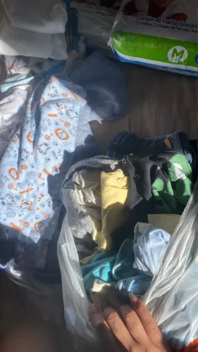 Vendo fralda e Roupinhas de bebê