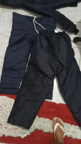 Japona, de frio, duas calças e uma jaqueta