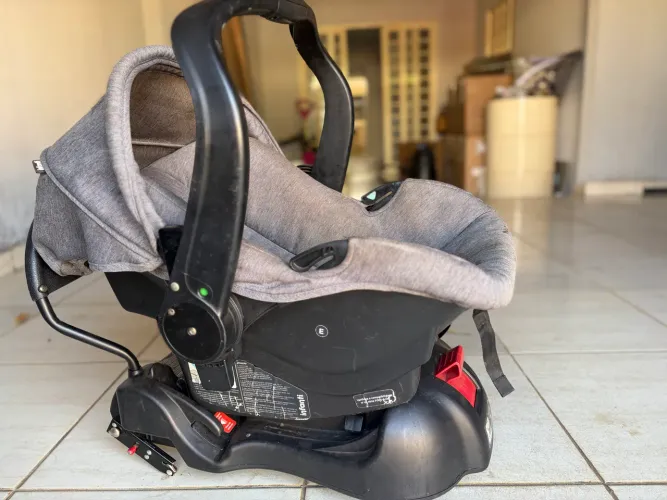 Bebê conforto com suporte para carro