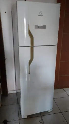 Vendo geladeira Frost Free em ótimas condições..fazemos entregar damos garatia