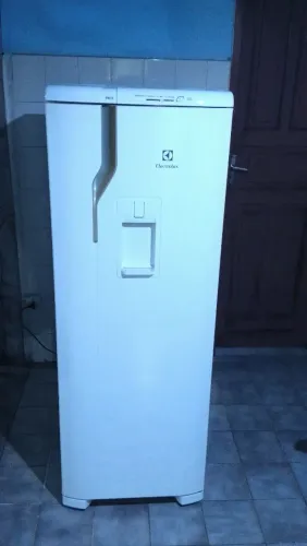 Gelad Electrolux digital degelo prático Linda.R$1.100,00- *
