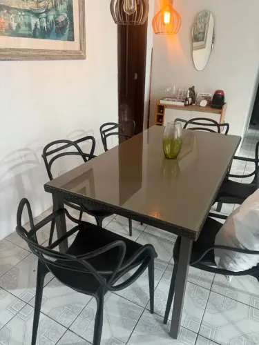 Mesa em vime marrom