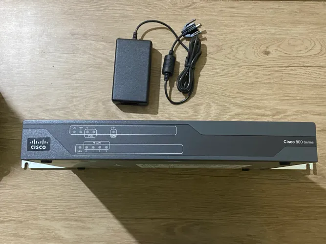 Roteador Cisco C881 seminovo