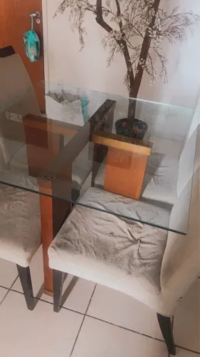 Vendo mesa com cadeiras