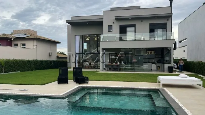 Casa residencial em condominio de luxo em Porto Feliz, com 4 suítes, sala ampla e 5 vagas.