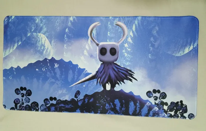 Deskmat / Mousepad Gamer Hollow Knight Grande 60x30cm - Borda Costurada (Impecável)