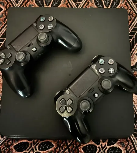 VENDO PS4 SLIM 1TB 2 CONTROLES