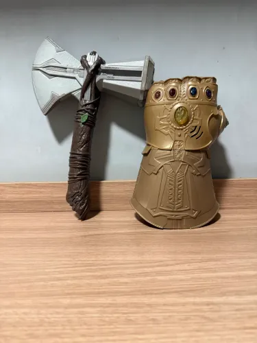 Kit Marvel Completo  Manopla do Thanos + Machado do Thor Importados EUA