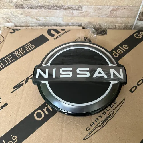 Emblema Da Grade Frontal Nissan Versa 2024-2025