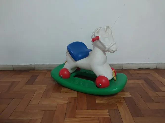 Cavalinho balanço 2 em 1 de plástico 