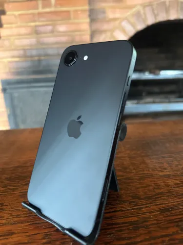 iPhone 16e - 128GB Garantia Apple até março de 2027