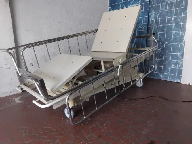Cama hospitalar elétrica 8 movimentos.