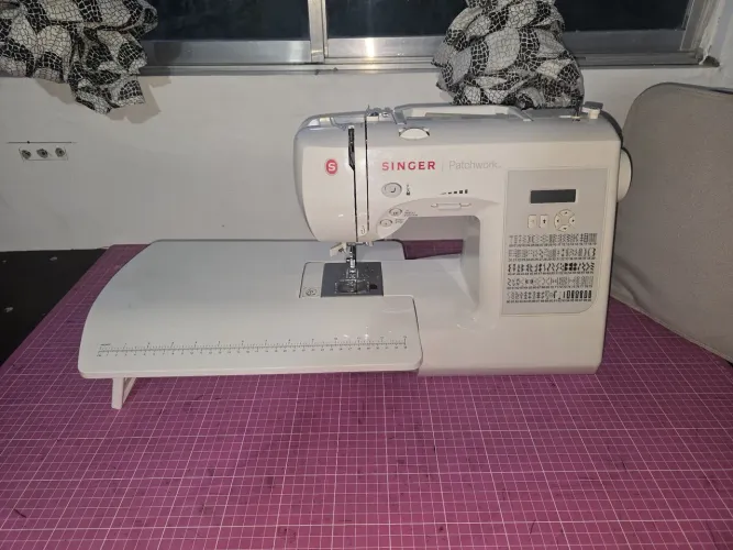 Máquina de Costura Eletrônica Singer Patchwork 7285 - 110V (Com Acessórios)