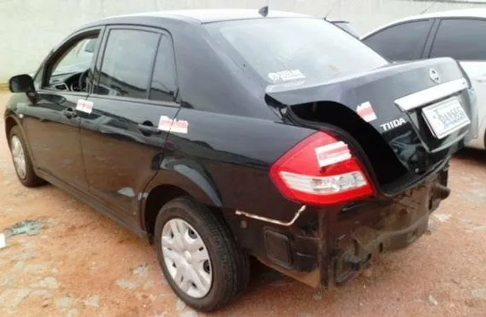 Sucata de Nissan tiida sedan para retirada de peças.
