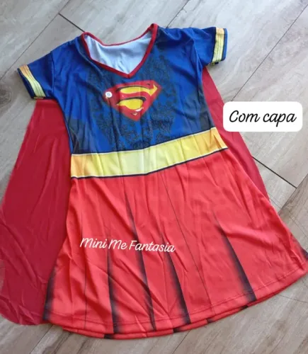 Fantasia Supergirl com Capa Batgirl c Capa Barbie Wandinha