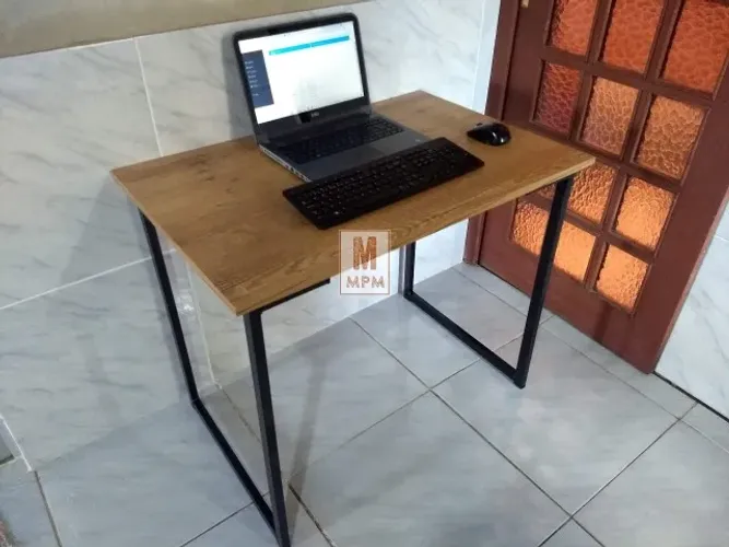 Mesa Escrivaninha pequena em aço Amadeirado