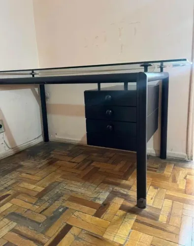 Mesa para escritório com 4 gavetas base metálica e tampo de vidro