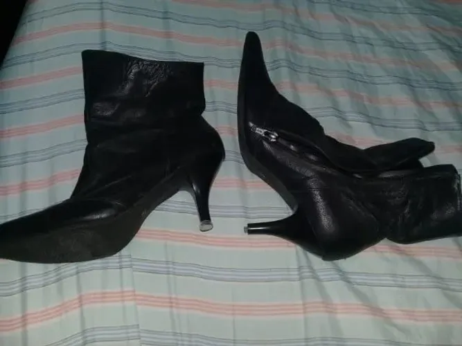 Linda bota de salto fino de couro