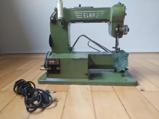Máquina de Costura Antiga Elna Suiça