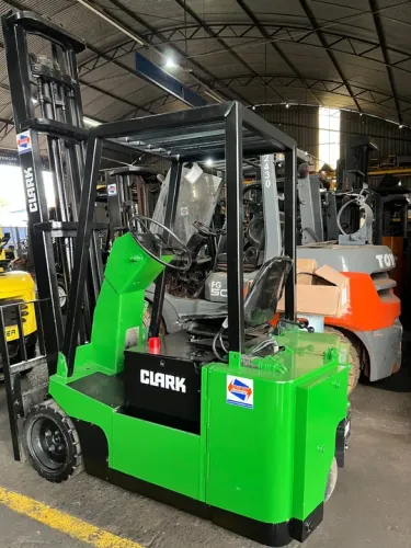 Empilhadeira Clark 1,8t 5m elétrica Queimando