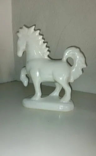 Linda Estatueta de Cavalo antiga em porcelana branca perolizada 
