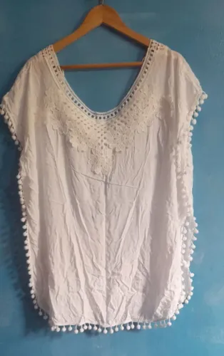Saída de Praia Branco com Renda e Pompons 