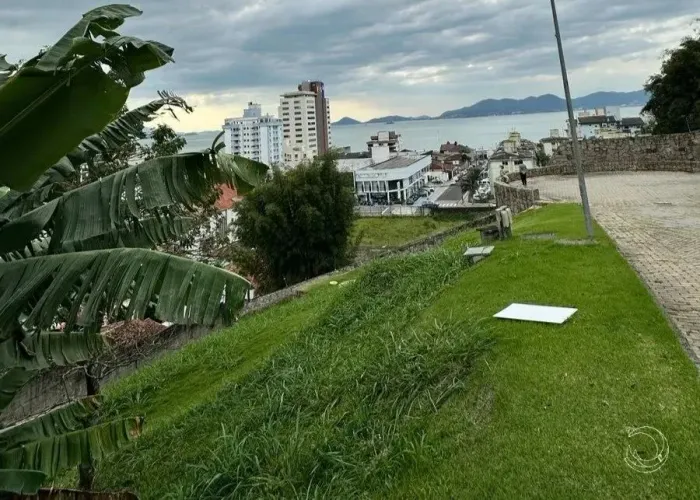 Terreno de 598m² no Estreito