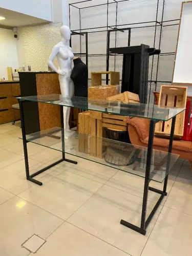 Mesa Expositora em Metalon com Vidro - Ideal para Lojas