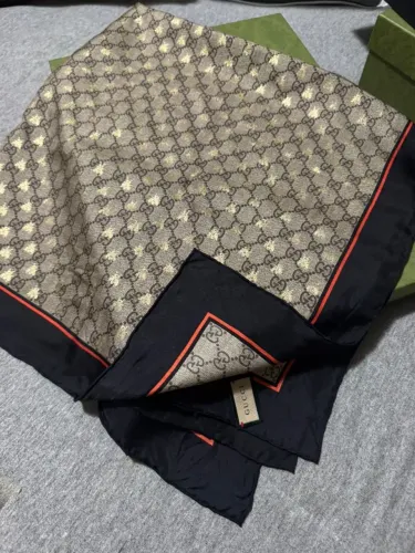 Lenço Gucci original de seda com estampa clássica.