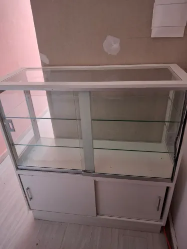 Balcão Expositor de Vidro e Armazenamento