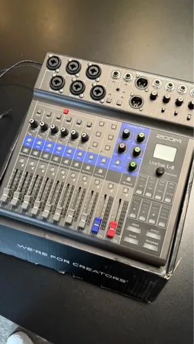 Mesa de Som & Gravador ZOOM L-8 Livetrack