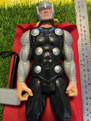 Thor, da Marvel, com seu martelo Mjölnir