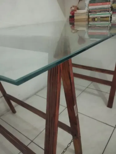 Mesa com tampo de vidro e base de madeira