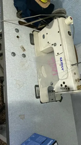 Máquina de custura reta