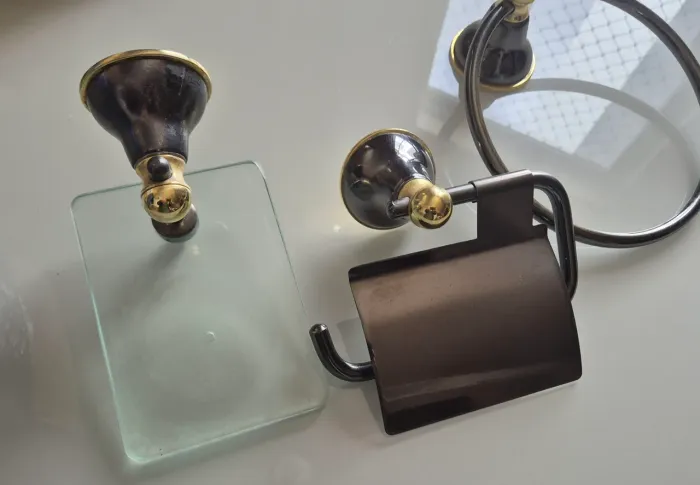 Kit Acessórios para Banheiro Metal Preto com Detalhes Dourados