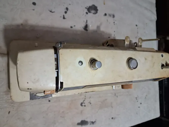 Maquina de costura. Nao sei se funciona. Retirada de peças