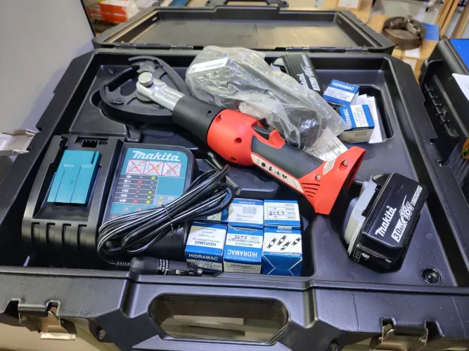 Alicate de compressão Makita terminais