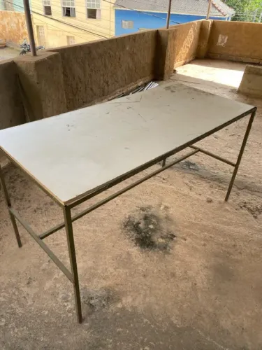 Mesa de metal com tampo branco