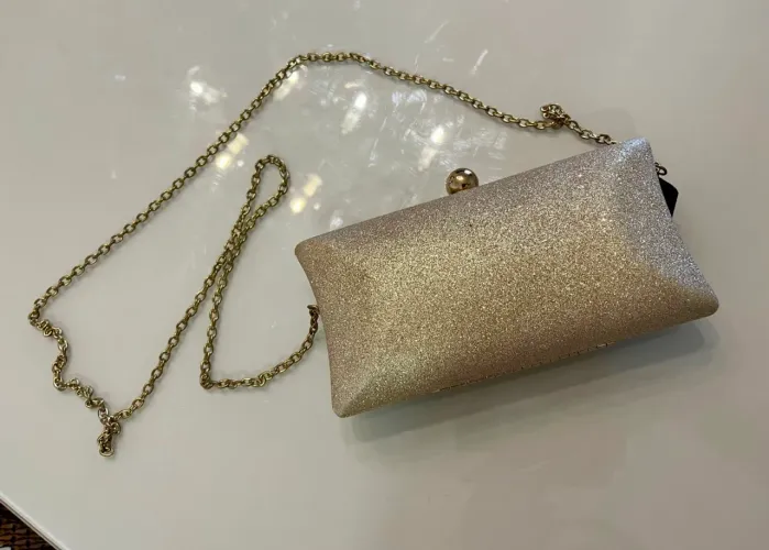 Linda Clutch Dourada com Alça de Corrente