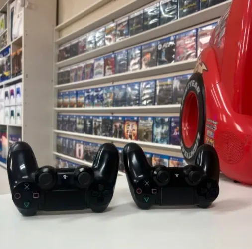 Controle Ps4 original sony semi novo - 179,00 no dinheiro - cartao com as taxas da maquina