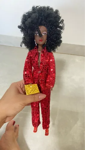 Boneca negra em Traje Vermelho Brilhante