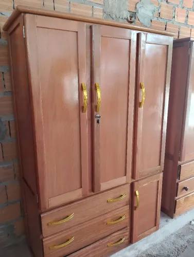 Guarda-roupa de madeira maciça com design elegante