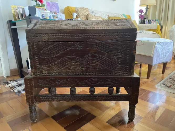 Baú mexicano entalhado a mão 