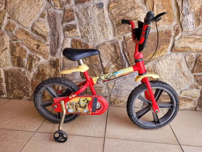 Bicicleta infantil do homem de ferro