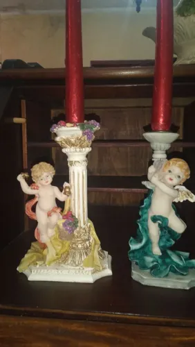 Castiçais em par com figuras de anjos