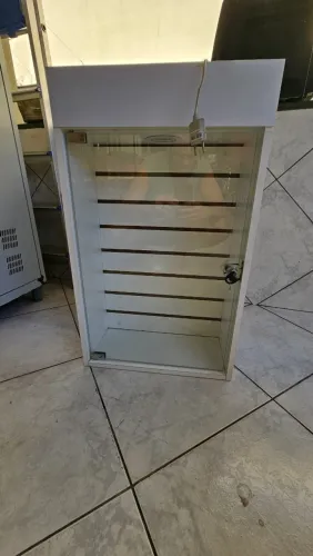 Vitrine Expositor Canaletado com Led, Porta de Vidro e Tranca