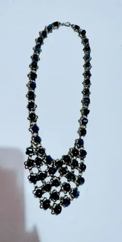 Colar de contas azul e prata